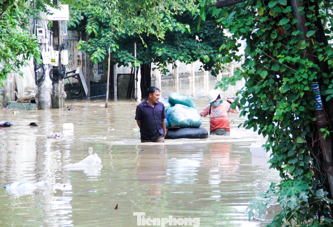 Người dân dùng lốp xe vận chuyển đồ ra ngoài. Ảnh: Trương Định Người dân dùng lốp xe vận chuyển đồ ra ngoài. Ảnh: Trương Định