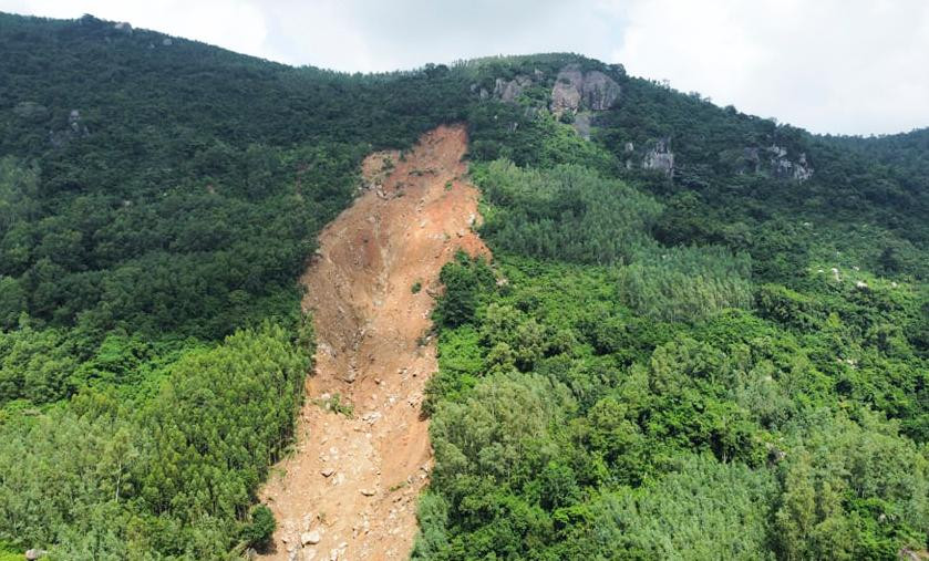 Núi Cấm bị sạt lở.