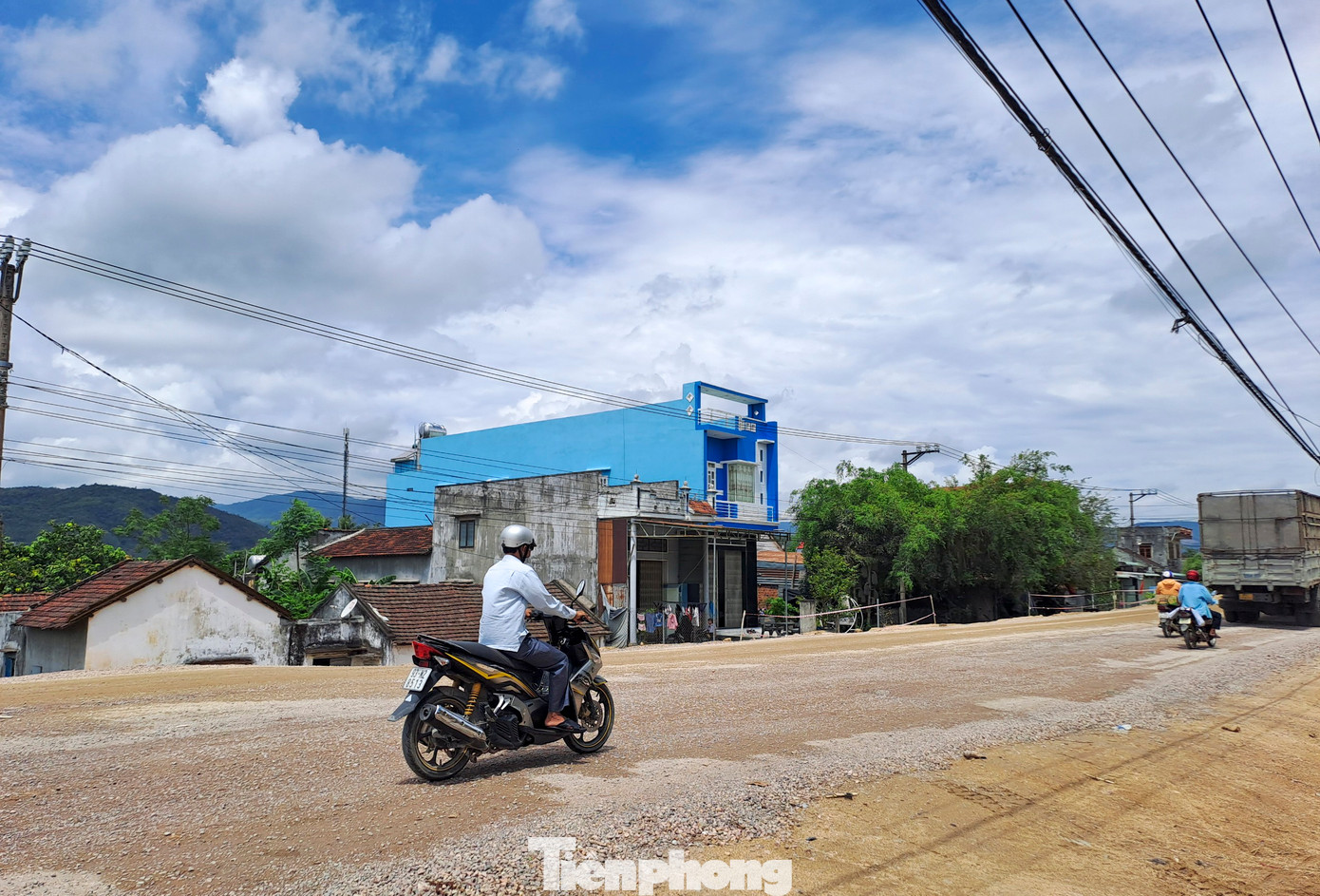 Nhà người dân thấp hơn mặt đường sau khi cải tạo nâng cấp QL19. Ảnh: Trương Định Nhà người dân thấp hơn mặt đường sau khi cải tạo nâng cấp QL19. Ảnh: Trương Định