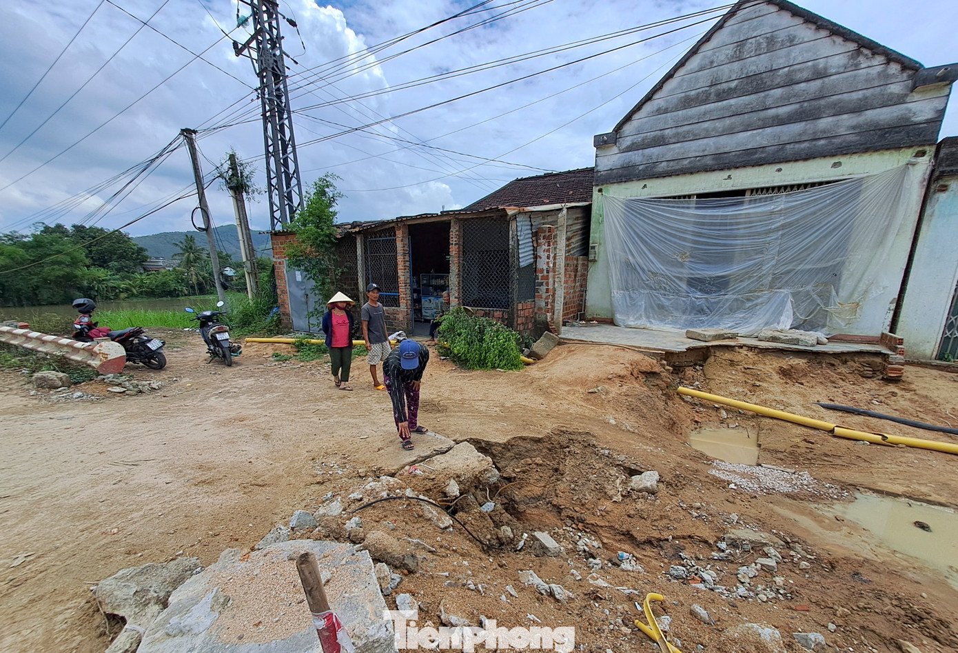 Vị trí làm đường gom, 7 hộ dân bị phát sinh phải giải phóng mặt bằng. Ảnh: Trương Định Vị trí làm đường gom, 7 hộ dân bị phát sinh phải giải phóng mặt bằng. Ảnh: Trương Định