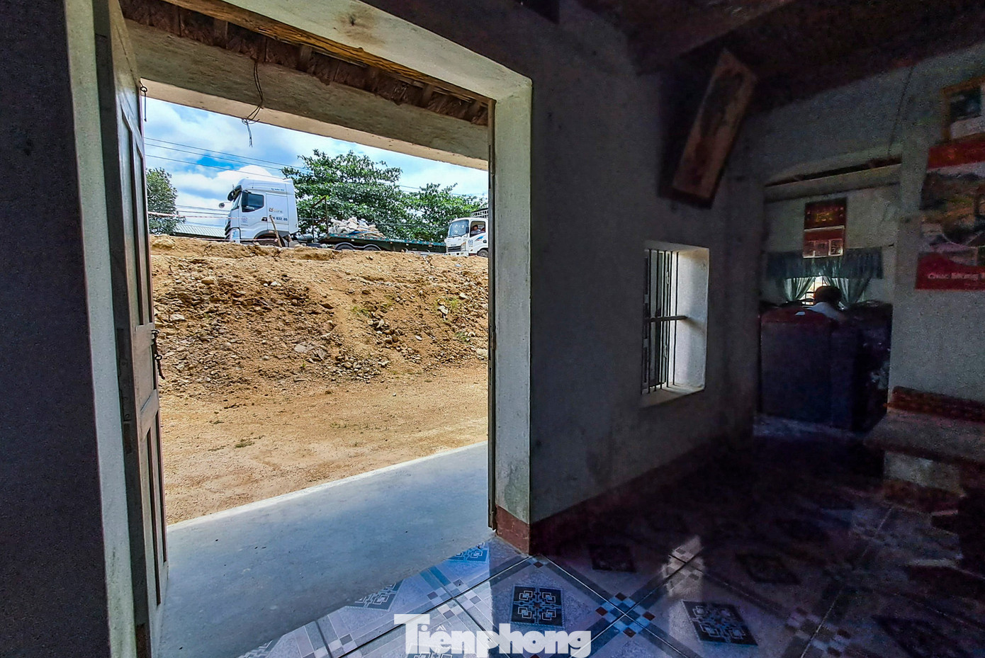 Nhà người dân biến thành "hầm" sau khi QL19 được cải tạo nâng cấp. Ảnh: Trương Định Nhà người dân biến thành "hầm" sau khi QL19 được cải tạo nâng cấp. Ảnh: Trương Định