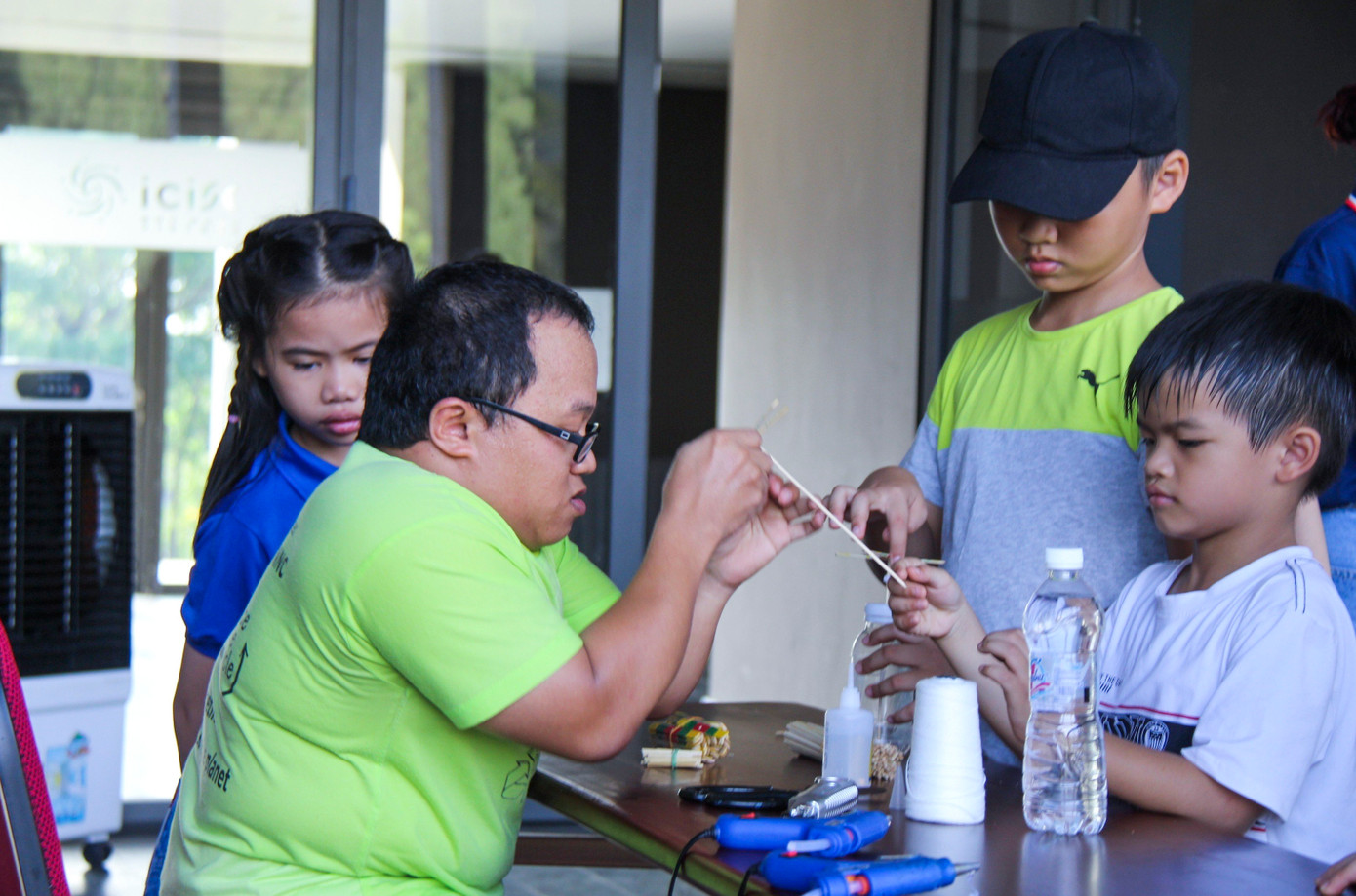 Trong sự kiện diễn ra nhiều hoạt động ý nghĩa, thú vị khác như: Trao đổi sách cũ, đồ chơi cũ, đồng phục - đọc sách; múa rối từ các sản phẩm tái chế; triển lãm tranh thêu của cô gái khiếm thị; gian hàng tái chế; gian hàng ẩm thực không dùng nhựa một lần thay vào đó là các sản phẩm thân thiện với môi trường; hướng dẫn làm đồ tái chế; hợp phần giáo dục môi trường với chủ đề “Bí mật về rác thải nhựa” “Lao động phi chính thức”…