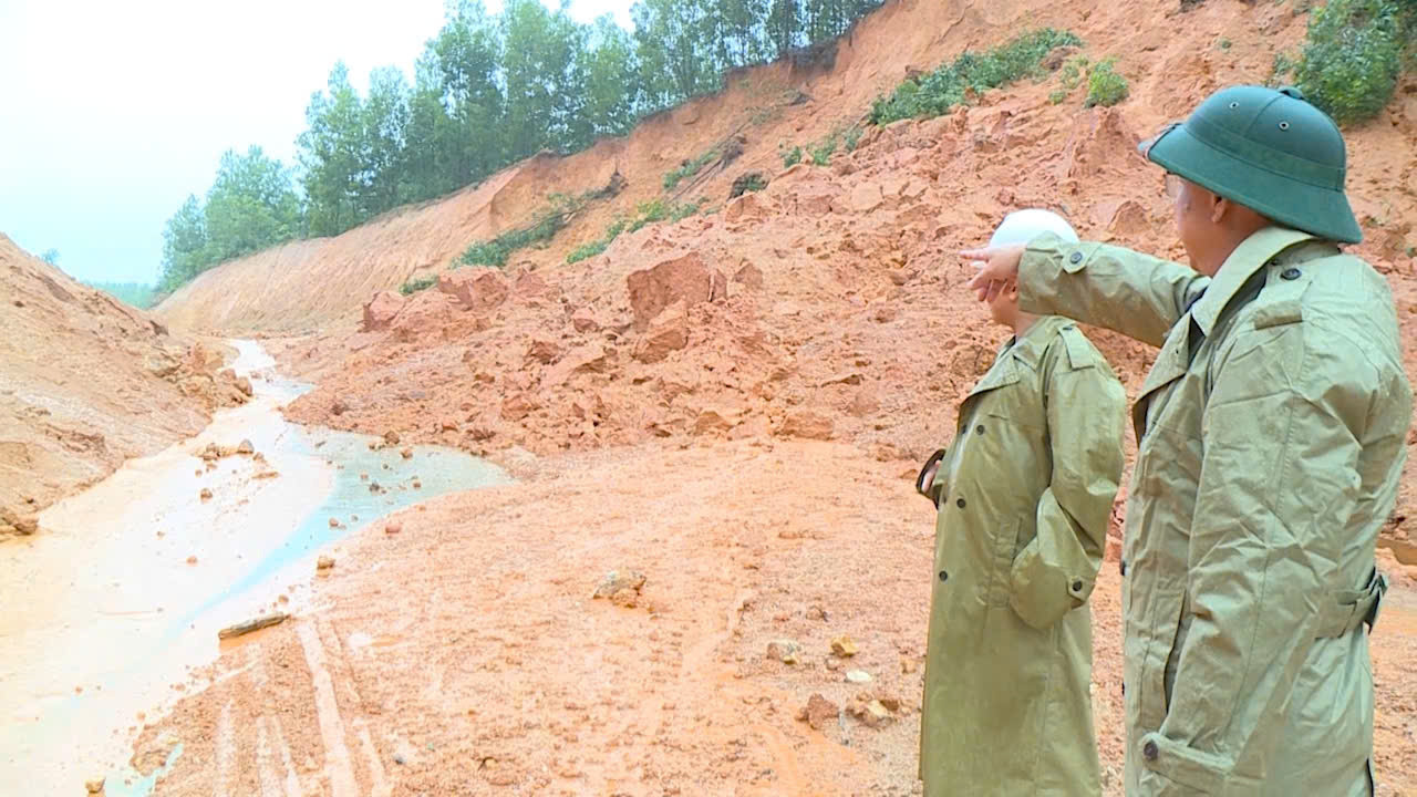Sạt lở trên địa bàn huyện miền núi An Lão do mưa lớn vừa qua.