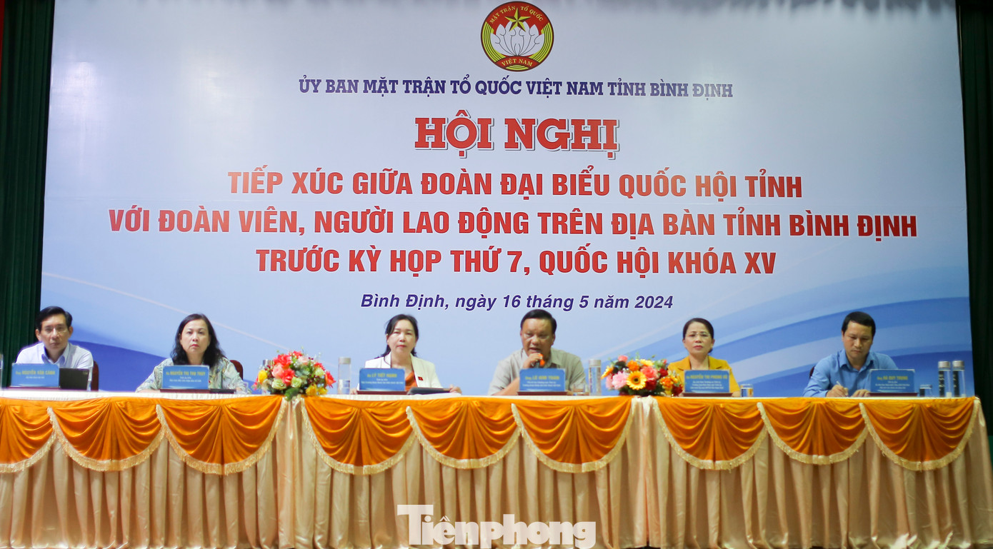Đoàn ĐBQH tỉnh, lãnh đạo Ủy ban MTTQ Việt Nam tỉnh và lãnh đạo LĐLĐ tỉnh Bình Định chủ trì hội nghị. Ảnh: Trương Định Đoàn ĐBQH tỉnh, lãnh đạo Ủy ban MTTQ Việt Nam tỉnh và lãnh đạo LĐLĐ tỉnh Bình Định chủ trì hội nghị. Ảnh: Trương Định