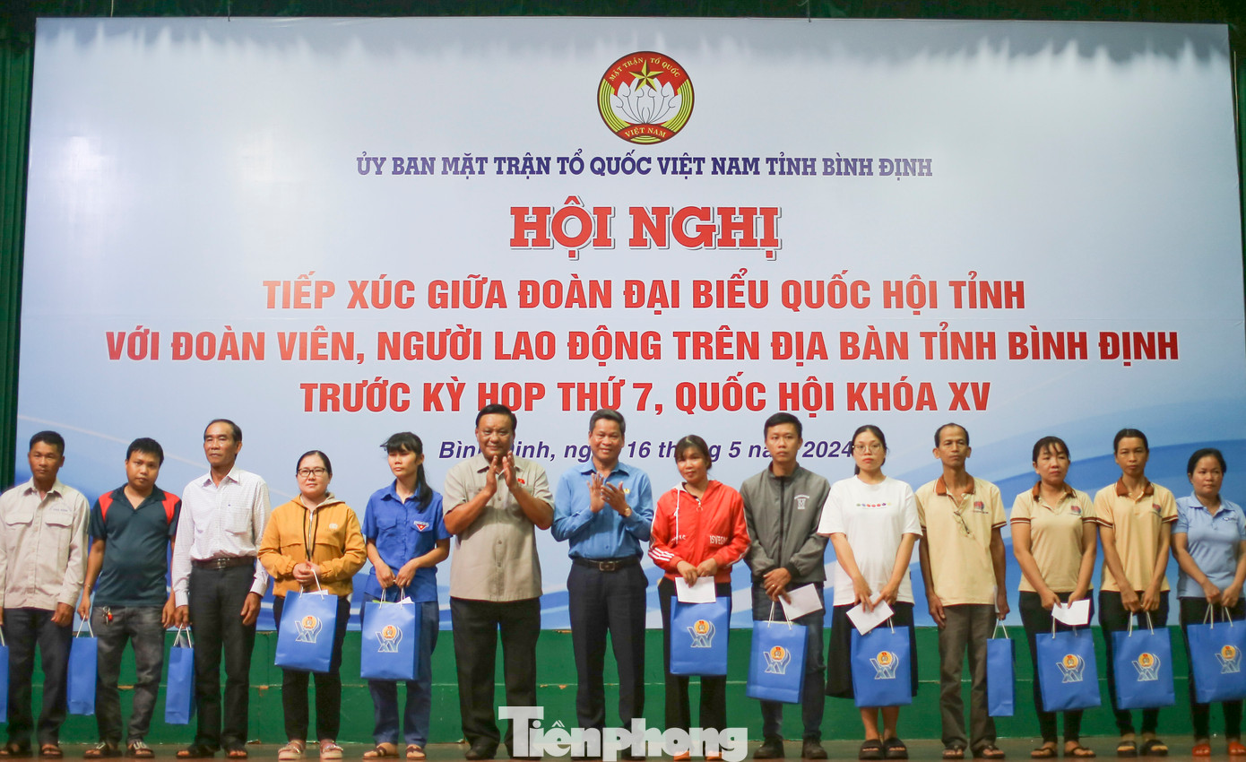 Đại diện lãnh đạo Tổng LĐLĐ Việt Nam, lãnh đạo tỉnh Bình Định tặng quà cho người lao động. Ảnh: Trương Định Đại diện lãnh đạo Tổng LĐLĐ Việt Nam, lãnh đạo tỉnh Bình Định tặng quà cho người lao động. Ảnh: Trương Định