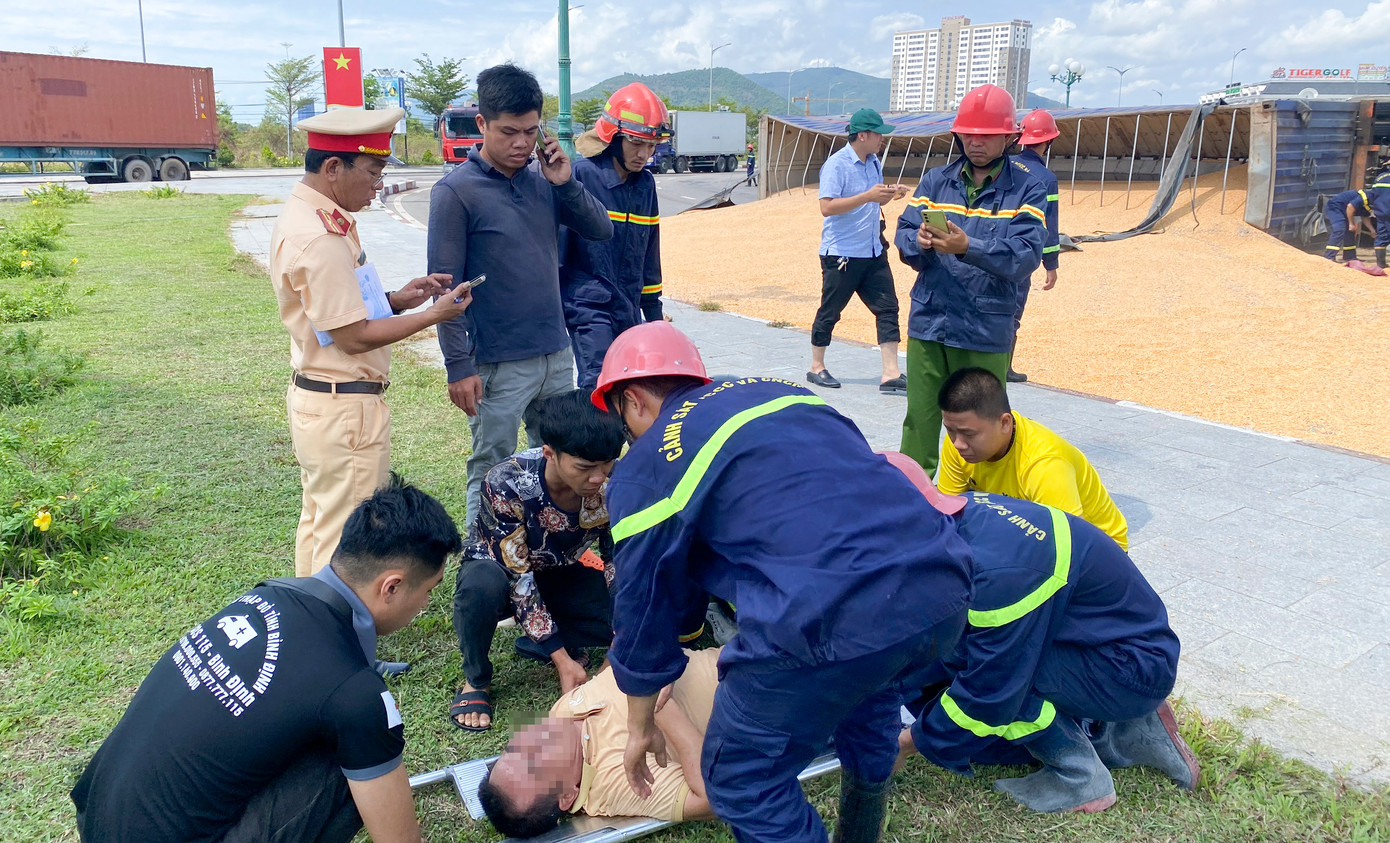 Các lực lượng hỗ trợ sơ cứu tài xế. Ảnh: A.D