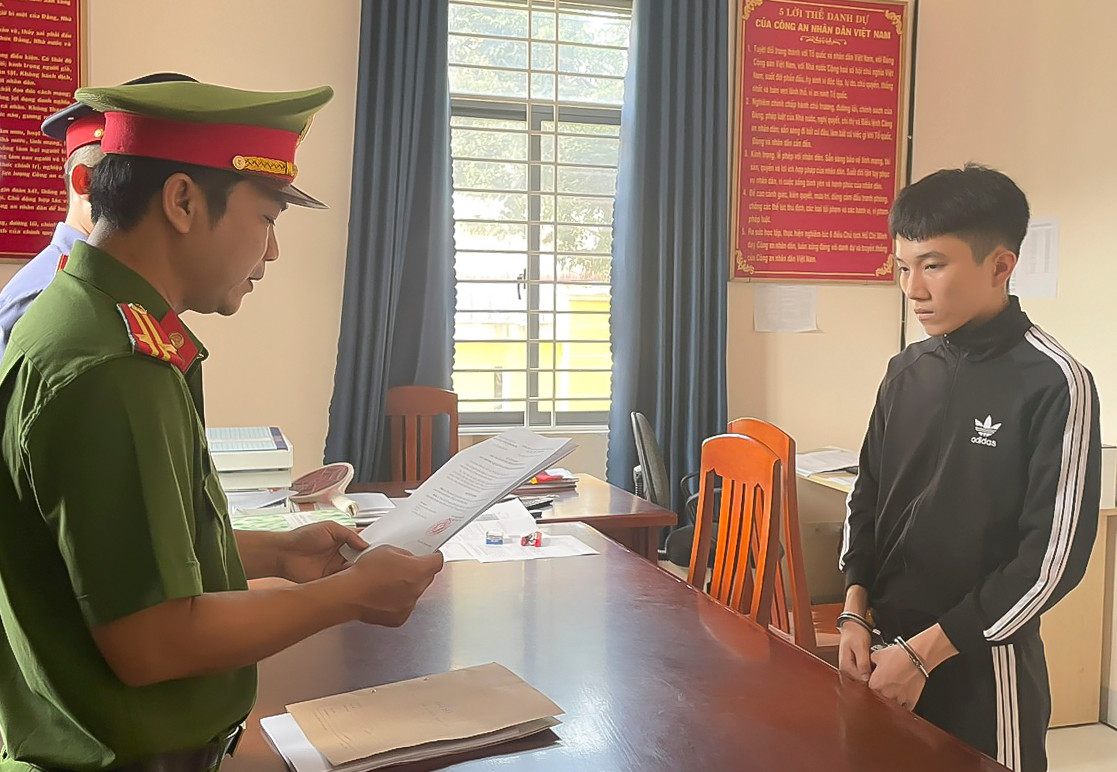 Cơ quan công an đọc lệnh bắt tạm giam Huỳnh Thanh Nhơn. Cơ quan công an đọc lệnh bắt tạm giam Huỳnh Thanh Nhơn.