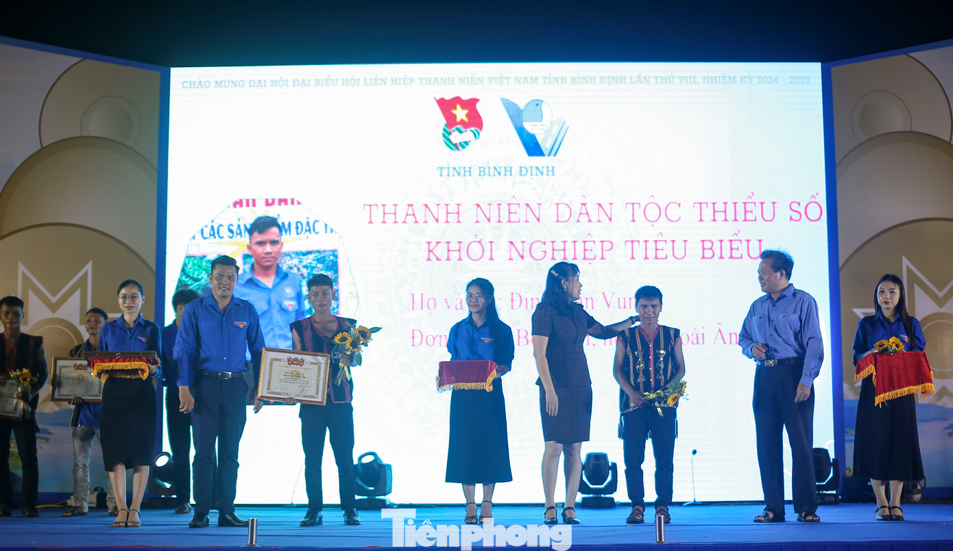 Tuyên dương gương thanh niên dân tộc thiểu số khởi nghiệp, lập nghiệp tiêu biểu năm 2024. Ảnh: Trương Định Tuyên dương gương thanh niên dân tộc thiểu số khởi nghiệp, lập nghiệp tiêu biểu năm 2024. Ảnh: Trương Định