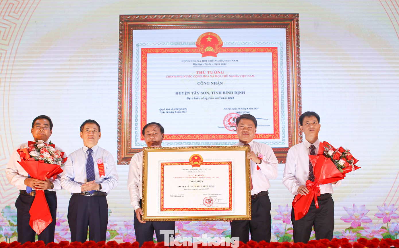 Huyện Tây Sơn (tỉnh Bình Định) đón nhận Quyết định của Thủ tướng Chính phủ công nhận huyện đạt chuẩn nông thôn mới năm 2023. Ảnh: Trương Định