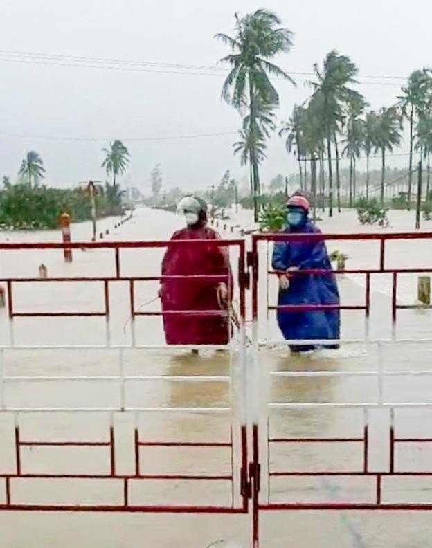 Mưa lớn, nước dâng cao, giao thông đi lại một số nơi trên địa bàn Hoài Ân bị chia cắt. Ảnh: H.K Mưa lớn, nước dâng cao, giao thông đi lại một số nơi trên địa bàn Hoài Ân bị chia cắt. Ảnh: H.K