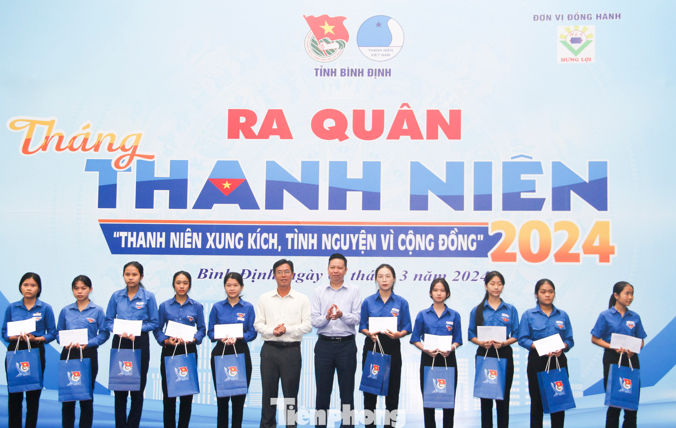 Trao quà cho các bạn ĐVTN trên địa bàn Vĩnh Thạnh. Ảnh: Trương Định