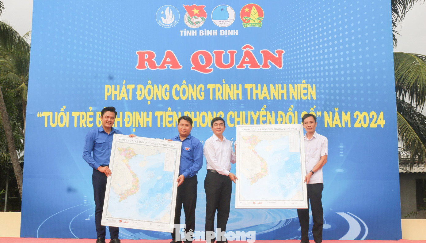 Hưởng ứng cuộc vận động “Tự hào một dải non sông” do T.Ư Đoàn triển khai, Tỉnh Đoàn Bình Định trao tặng bản đồ đến Đảng ủy phường Tam Quan Bắc và Đoàn phường Tam Quan Bắc.