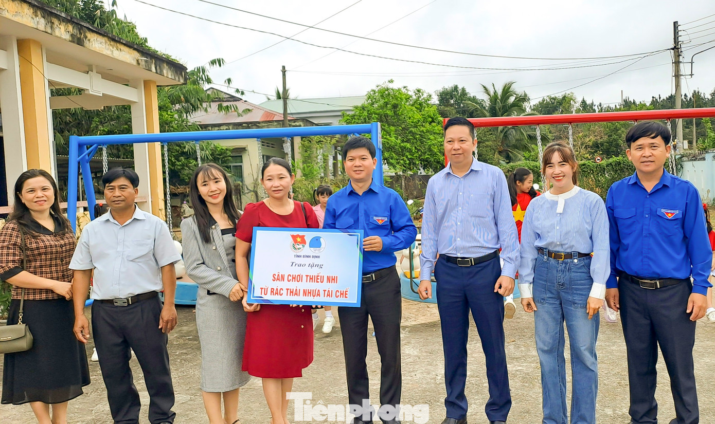 Trao tặng sân chơi thiếu nhi từ rác thải nhựa tái chế cho Trường Mầm non thị trấn Vĩnh Thạnh.