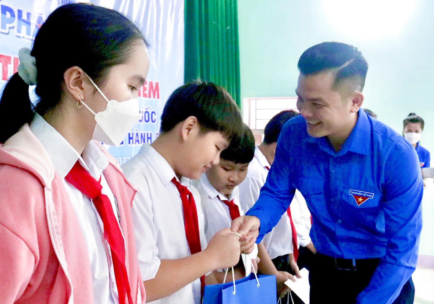 Anh Phạm Hồng Hiệp – Phó Bí thư Tỉnh Đoàn Bình Định trao quà cho các em học sinh.