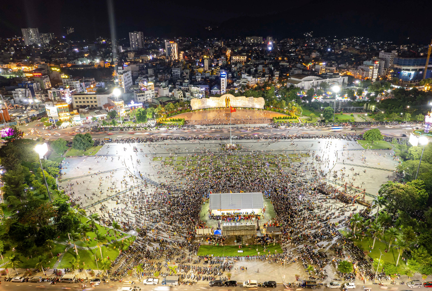 Liên hoan thu hút rất đông người dân và du khách đến theo dõi, thưởng thức. Ảnh: Dũng Nhân
