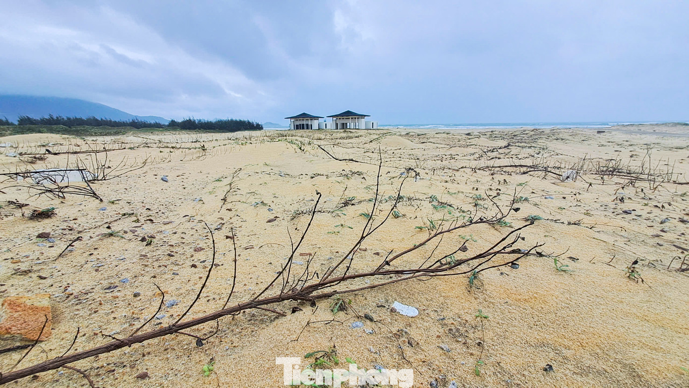Dự án du lịch nghỉ dưỡng cao cấp sau 6 năm vẫn chỉ là bãi cát trắng, vỏn vẹn với 2 công trình. Ảnh: Trương Định. Dự án du lịch nghỉ dưỡng cao cấp sau 6 năm vẫn chỉ là bãi cát trắng, vỏn vẹn với 2 công trình. Ảnh: Trương Định.