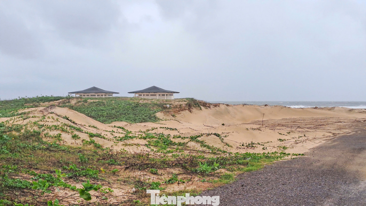 Tháng 12/2022 - 12/2023 khai thác khu villa 01; triển khai hoàn chỉnh khu villa 02, 03; triển khai đầu tư xây dựng hotel Khu A và hotel Khu B; triển khai một số hạng mục khu vui chơi, giải trí; tháng 12/2023 - 7/2024 đầu tư hoàn chỉnh tất cả các hạng mục và đưa vào khai thác... Ảnh: Trương Định. Tháng 12/2022 - 12/2023 khai thác khu villa 01; triển khai hoàn chỉnh khu villa 02, 03; triển khai đầu tư xây dựng hotel Khu A và hotel Khu B; triển khai một số hạng mục khu vui chơi, giải trí; tháng 12/2023 - 7/2024 đầu tư hoàn chỉnh tất cả các hạng mục và đưa vào khai thác... Ảnh: Trương Định.