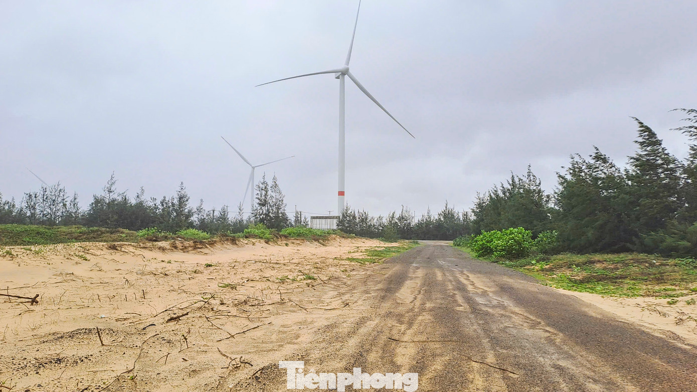 Tuy nhiên, tại thời điểm lập biên bản vi phạm hành chính (ngày 19/5/2023), Công ty CP Phương Mai Bay chưa hoàn thành các thủ tục chuẩn bị đầu tư theo quy định, chưa hoàn thành triển khai thi công hạ tầng và chưa hoàn thành khu villa 01, 02, 03 và các hạng mục công trình khác theo tiến độ. Ảnh: Trương Định Tuy nhiên, tại thời điểm lập biên bản vi phạm hành chính (ngày 19/5/2023), Công ty CP Phương Mai Bay chưa hoàn thành các thủ tục chuẩn bị đầu tư theo quy định, chưa hoàn thành triển khai thi công hạ tầng và chưa hoàn thành khu villa 01, 02, 03 và các hạng mục công trình khác theo tiến độ. Ảnh: Trương Định