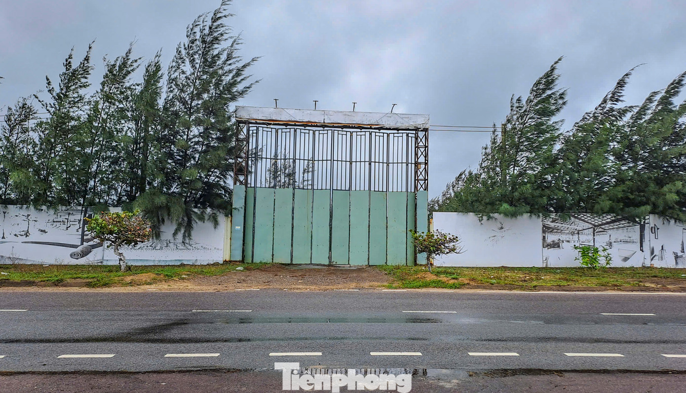 Theo ghi nhận của phóng viên, đến nay, chủ đầu tư đã triển khai một số hạng mục như tường rào, cổng ngõ, nhà ban quản lý, nền đường nội bộ… Tuy nhiên, một số hạng mục tường rào, cổng ngõ bị hư hỏng, bên trong dự án chỉ là bãi cát mênh mông, đìu hiu. Ảnh: Trương Định. Theo ghi nhận của phóng viên, đến nay, chủ đầu tư đã triển khai một số hạng mục như tường rào, cổng ngõ, nhà ban quản lý, nền đường nội bộ… Tuy nhiên, một số hạng mục tường rào, cổng ngõ bị hư hỏng, bên trong dự án chỉ là bãi cát mênh mông, đìu hiu. Ảnh: Trương Định.