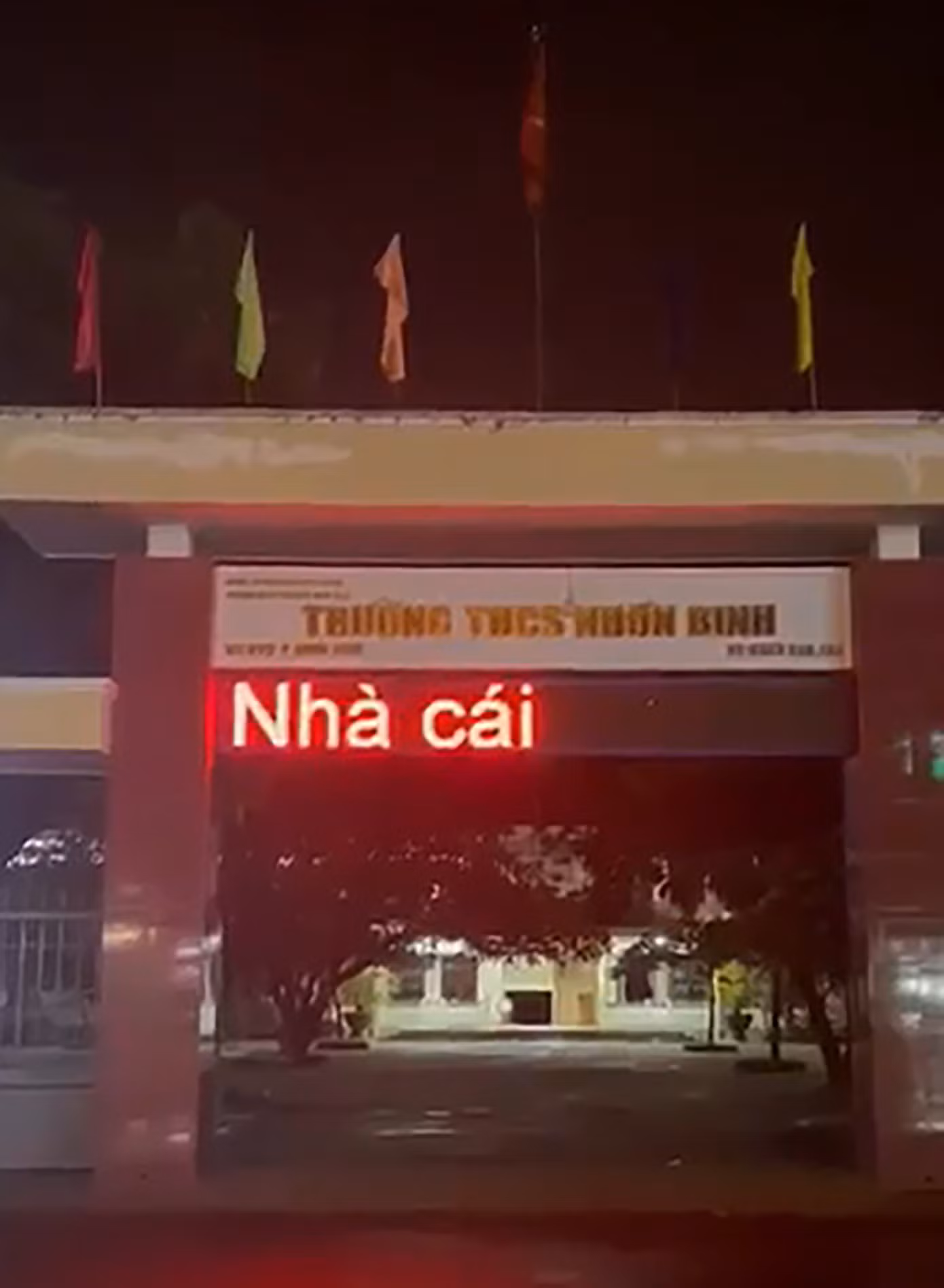 Dòng chữ 'nhà cái' xuất hiện trên bảng đèn LED. (Ảnh: cắt từ clip của N.Q.Đ) Dòng chữ 'nhà cái' xuất hiện trên bảng đèn LED. (Ảnh: cắt từ clip của N.Q.Đ)