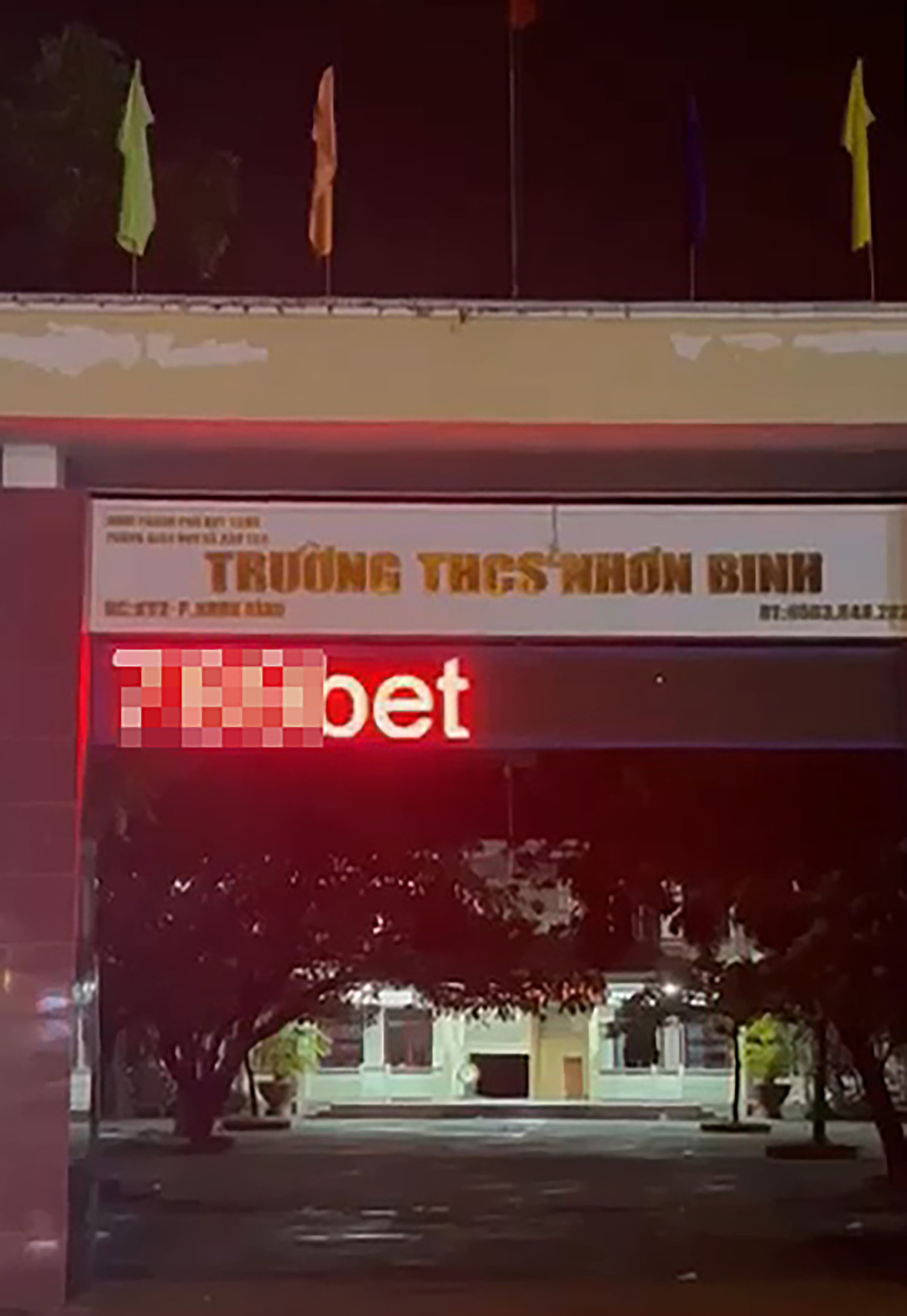 Sự việc khiến nhiều người dân bất ngờ. (Ảnh: cắt từ clip N.Q.Đ) Sự việc khiến nhiều người dân bất ngờ. (Ảnh: cắt từ clip N.Q.Đ)