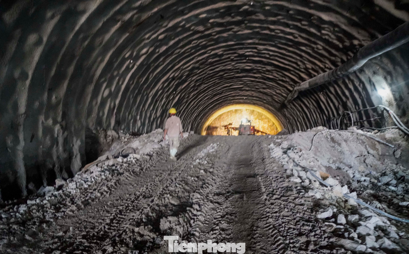 Bên trong hầm xuyên núi Sơn Triều. Ảnh: T.Đ