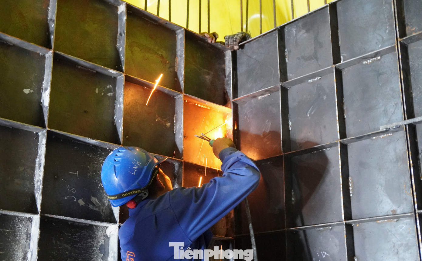 Công nhân thi công trong đường hầm. Ảnh: T.Đ