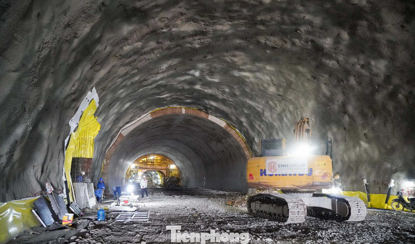 Công nhân thi công trong đường hầm. Ảnh: T.Đ