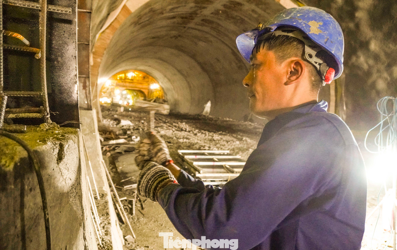 Công nhân thi công trong đường hầm. Ảnh: T.Đ