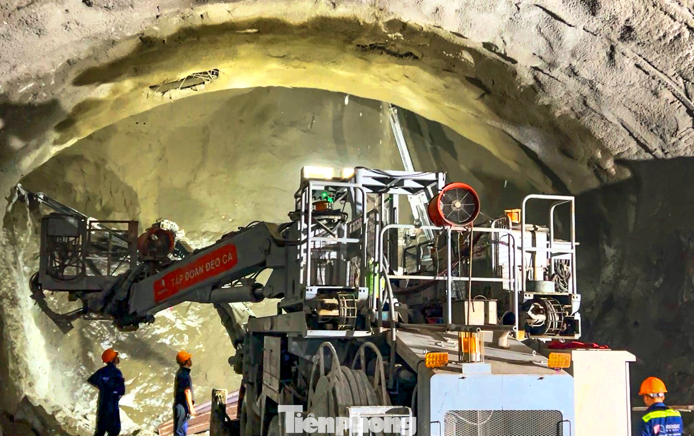 Cao tốc Bắc - Nam qua địa phận tỉnh Bình Định có chiều dài 118km, bao gồm 3 dự án thành phần là Quảng Ngãi - Hoài Nhơn dài 27,7km, Hoài Nhơn - Quy Nhơn dài 70,1km và Quy Nhơn - Chí Thạnh dài 21km. Dự án đi qua nhiều đồi núi hiểm trở cần phải đào hầm, khoét núi, vượt sông. Ảnh: T.Đ