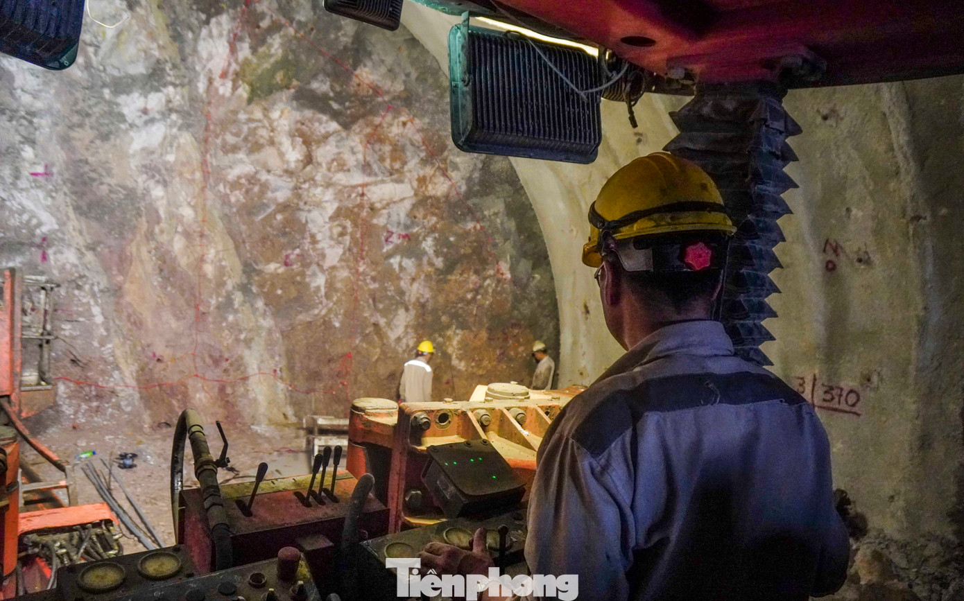 Trên công trường hầm Sơn Triệu, các công nhân Công ty CP Sông Đà 10 tiến hành khoan đá, nổ mìn, đào và lắp đặt kết cấu chống đỡ phần vòm... Ảnh: T.Đ