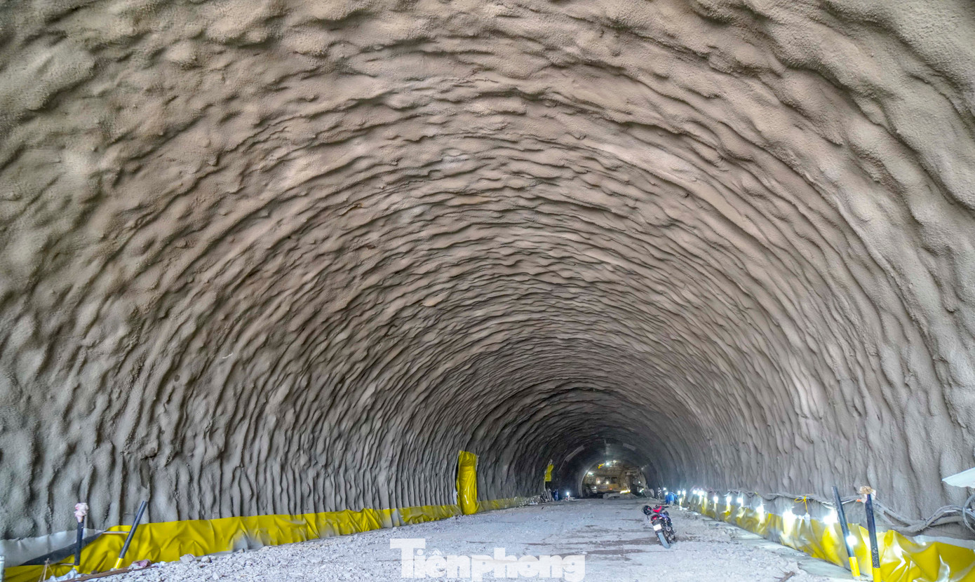 Bên trong hầm xuyên núi Sơn Triều. Ảnh: T.Đ