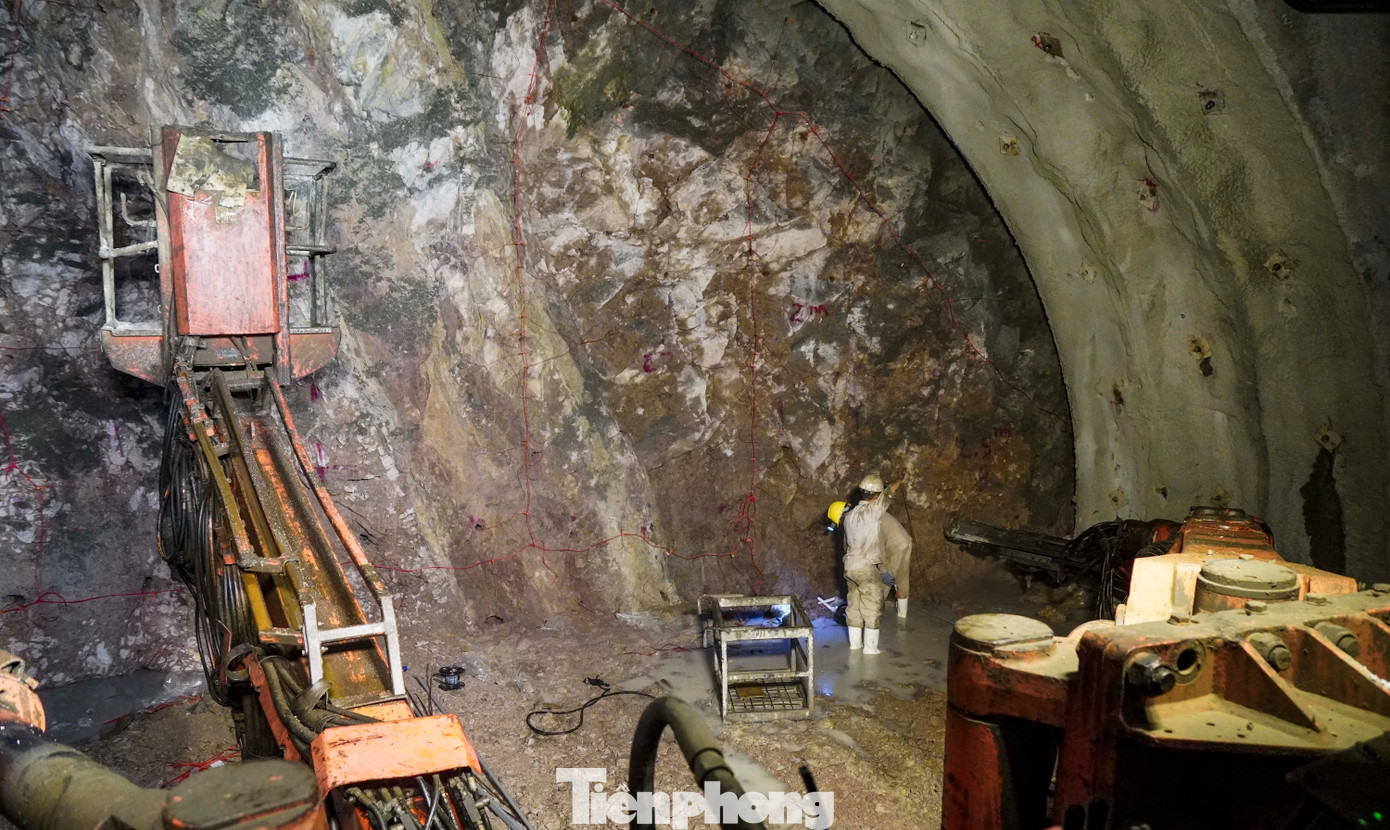 Tại khu vực thi công sâu trong cửa hầm, các công nhân, kỹ sư nỗ lực khoan từng mét đá núi rồi phá dỡ đất đá bằng thuốc nổ. Ảnh: T.Đ