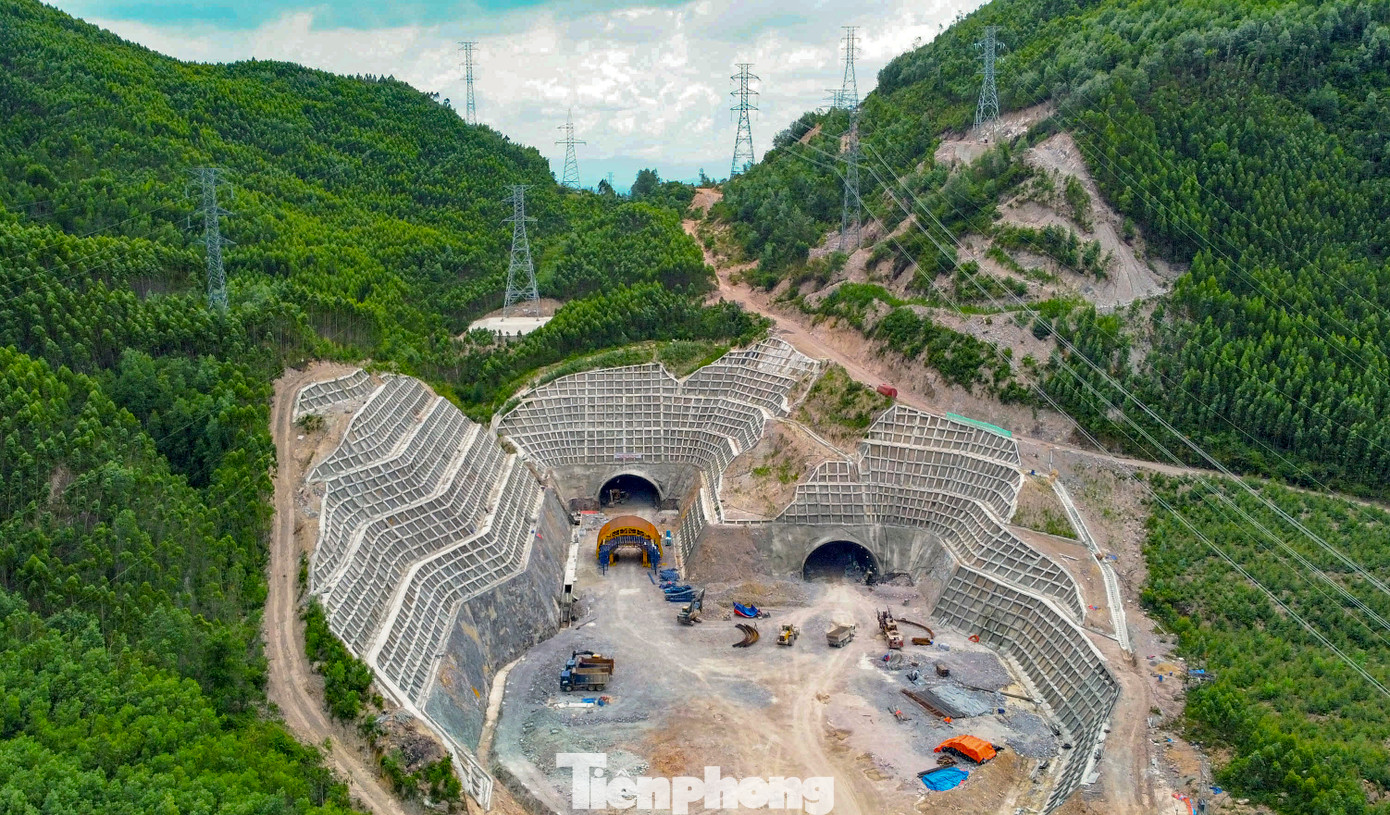 Hầm cao tốc Sơn Triệu có 2 ống hầm dài hơn 1.100m, xuyên qua dãy núi Sơn Triều (tiếp giáp với dãy đèo Cù Mông), giáp ranh 2 tỉnh Bình Định và Phú Yên. Ảnh: T.Đ