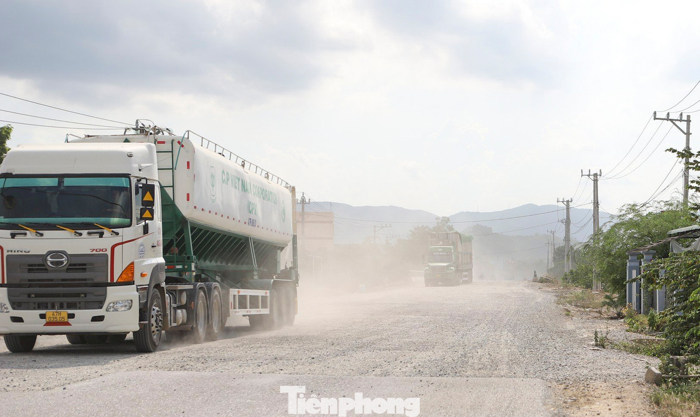 Bụi mịt mù khi phương tiện lưu thông qua tuyến đường. Ảnh: Trương Định.