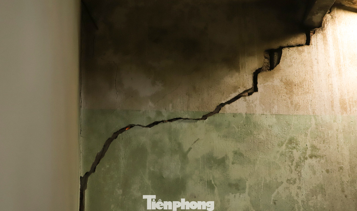Nhà cửa của người dân bên đường bị nứt nẻ. Ảnh: Trương Định