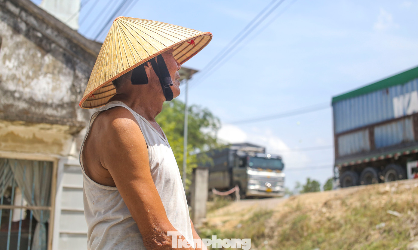 Nhiều nhà dân ở xã Tây Giang (huyện Tây Sơn) bị tụt xuống sâu so với mặt đường khi triển khai dự án nâng cấp QL19. Ảnh: Trương Định