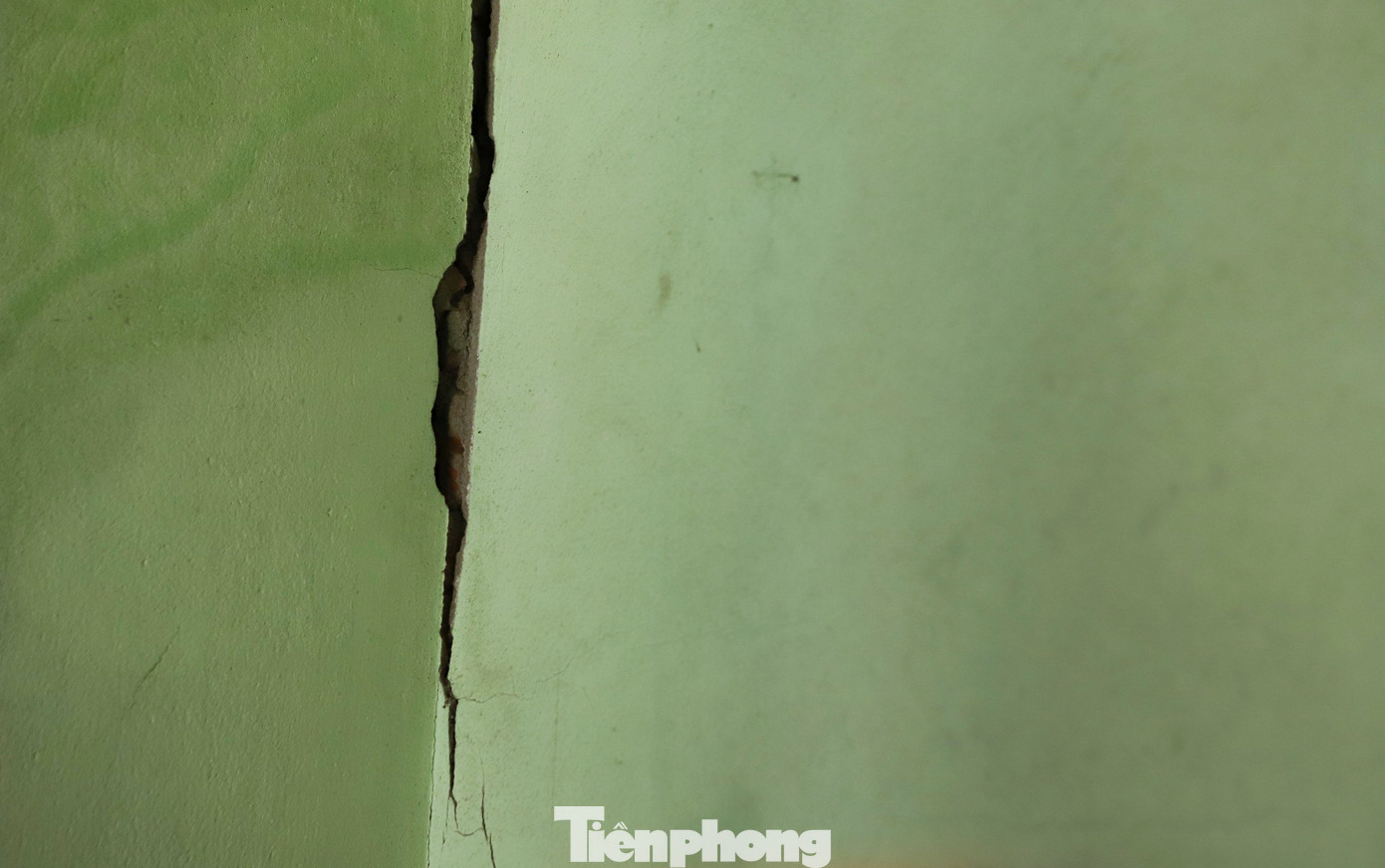 Nhà cửa của người dân bên đường bị nứt nẻ. Ảnh: Trương Định