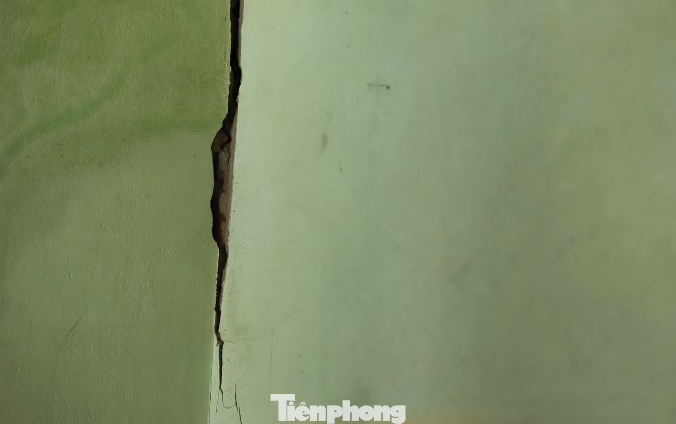Nhà cửa của người dân bên đường bị nứt nẻ. Ảnh: Trương Định