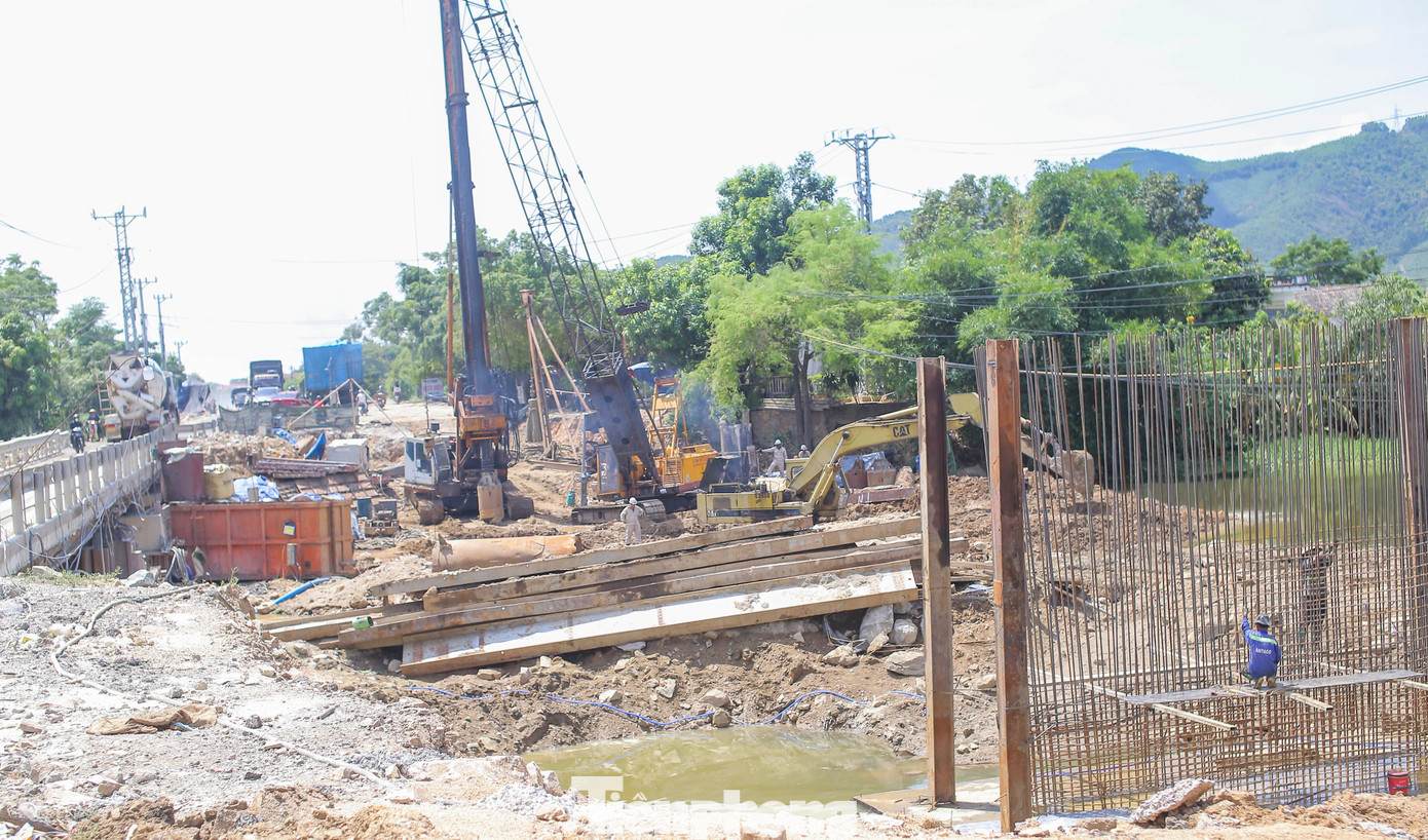 Hơn 1 năm qua, nhiều hộ sống dọc tuyến Quốc lộ 19, đoạn qua huyện Tây Sơn phải sống chung với bụi bặm, nhà cửa nứt nẻ do ảnh hưởng bởi việc thi công dự án cải tạo, nâng cấp QL19 nối Bình Định - Gia Lai. Ảnh: Trương Định.