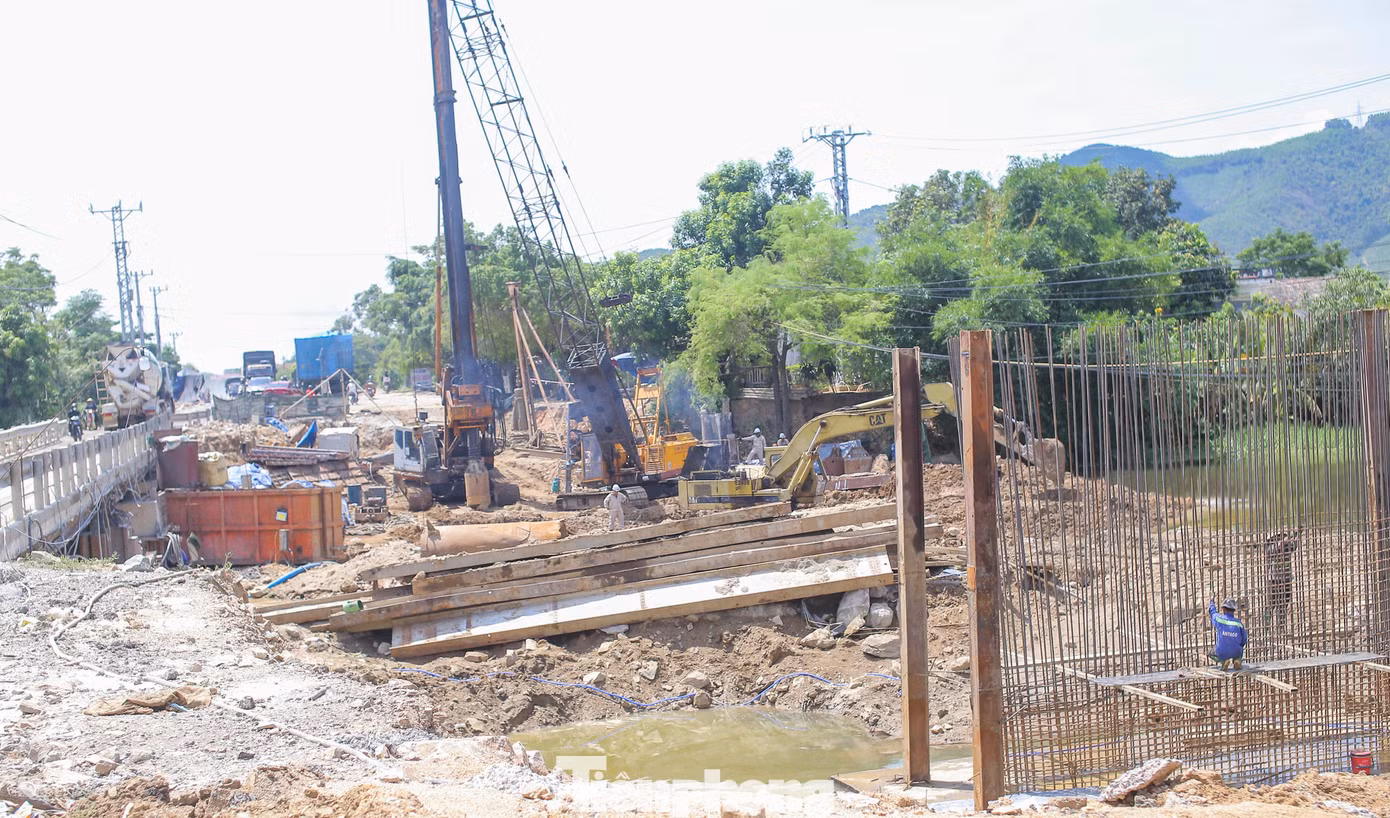 Hơn 1 năm qua, nhiều hộ sống dọc tuyến Quốc lộ 19, đoạn qua huyện Tây Sơn phải sống chung với bụi bặm, nhà cửa nứt nẻ do ảnh hưởng bởi việc thi công dự án cải tạo, nâng cấp QL19 nối Bình Định - Gia Lai. Ảnh: Trương Định.