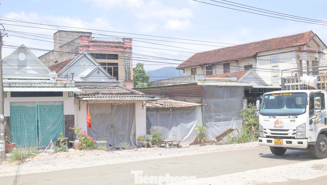 Các hộ dân bị ảnh hưởng bởi dự án cải tạo, nâng cấp Quốc lộ 19. Ảnh: Trương Định