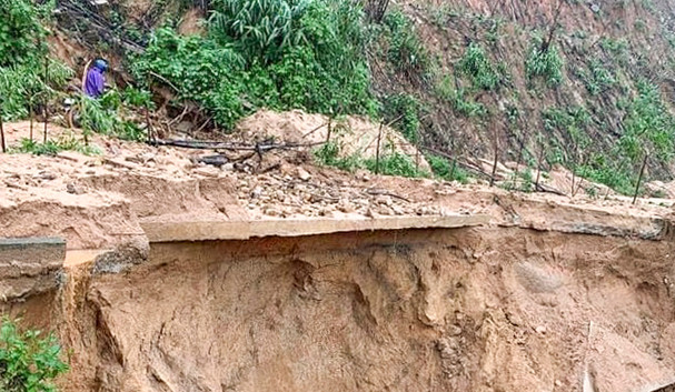 Năm nào tỉnh Bình Định cũng có lũ, lũ lớn tàn phá hạ tầng.