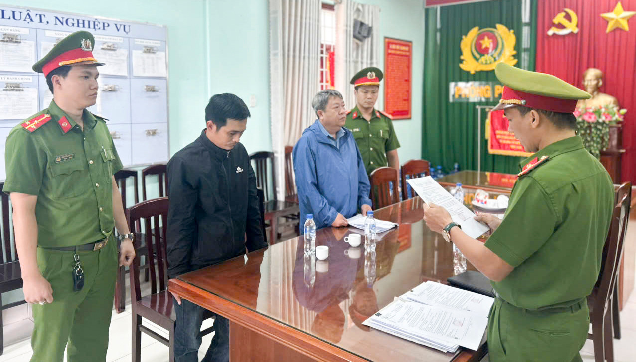 Cơ quan Cảnh sát điều tra (Công an tỉnh Bình Định) thi hành lệnh tạm giam đối với 2 bị can Hiền, Luôn. Cơ quan Cảnh sát điều tra (Công an tỉnh Bình Định) thi hành lệnh tạm giam đối với 2 bị can Hiền, Luôn.