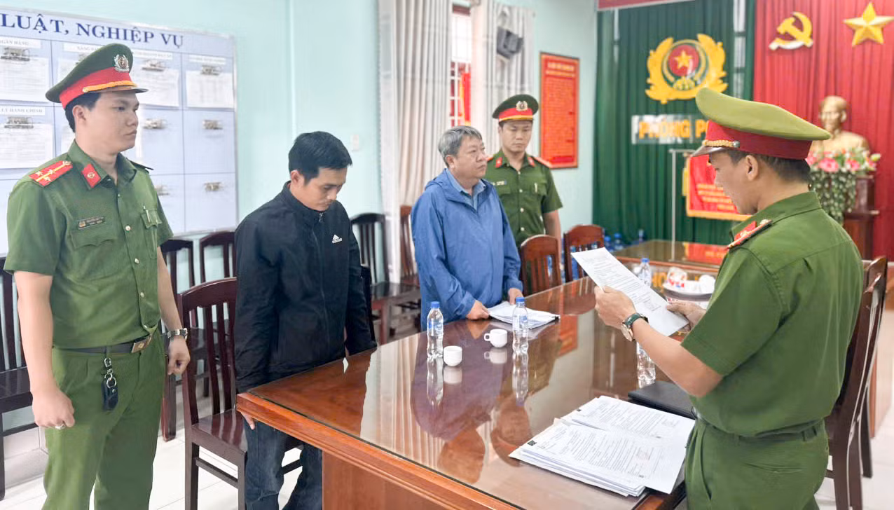 Cơ quan Cảnh sát điều tra (Công an tỉnh Bình Định) thi hành lệnh tạm giam đối với 2 bị can Hiền, Luôn. Cơ quan Cảnh sát điều tra (Công an tỉnh Bình Định) thi hành lệnh tạm giam đối với 2 bị can Hiền, Luôn.
