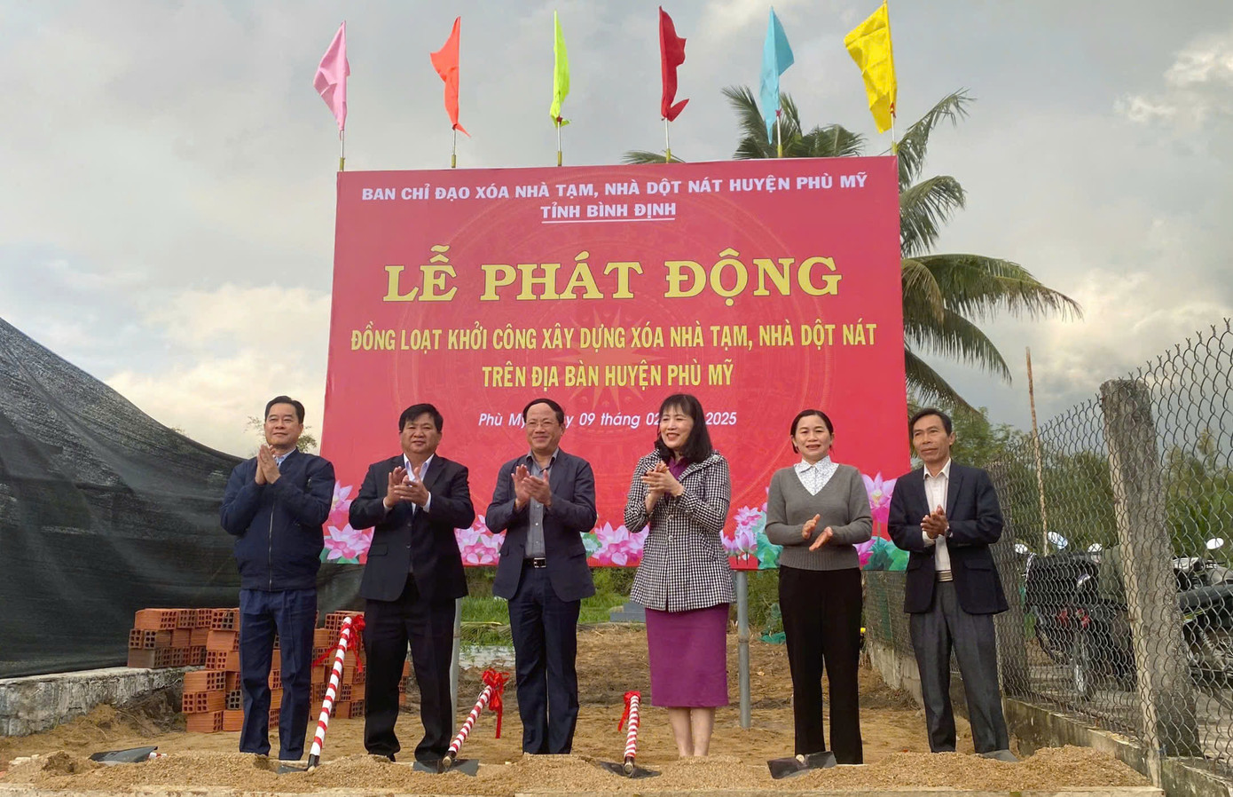 Chủ tịch tỉnh Bình Định Phạm Anh Tuấn (thứ 3 từ trái qua) dự lễ phát động tại huyện Phù Mỹ. Chủ tịch tỉnh Bình Định Phạm Anh Tuấn (thứ 3 từ trái qua) dự lễ phát động tại huyện Phù Mỹ.