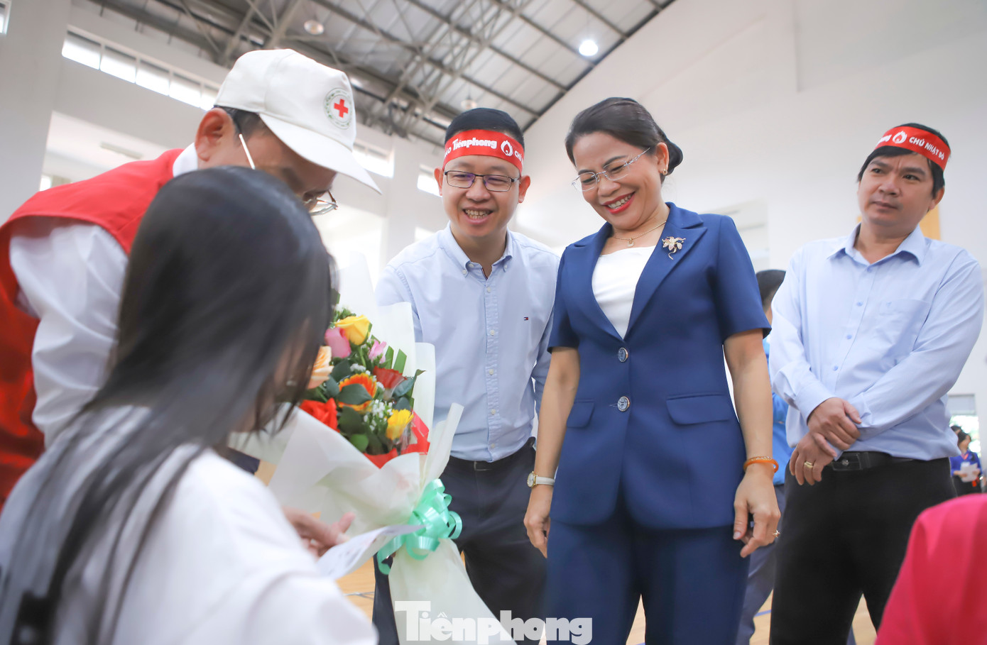 Bà Nguyễn Thị Phong Vũ cùng Ban tổ chức chương trình thăm hỏi, tặng hoa các bạn trẻ tham gia hiến máu. Ảnh: Trương Định
