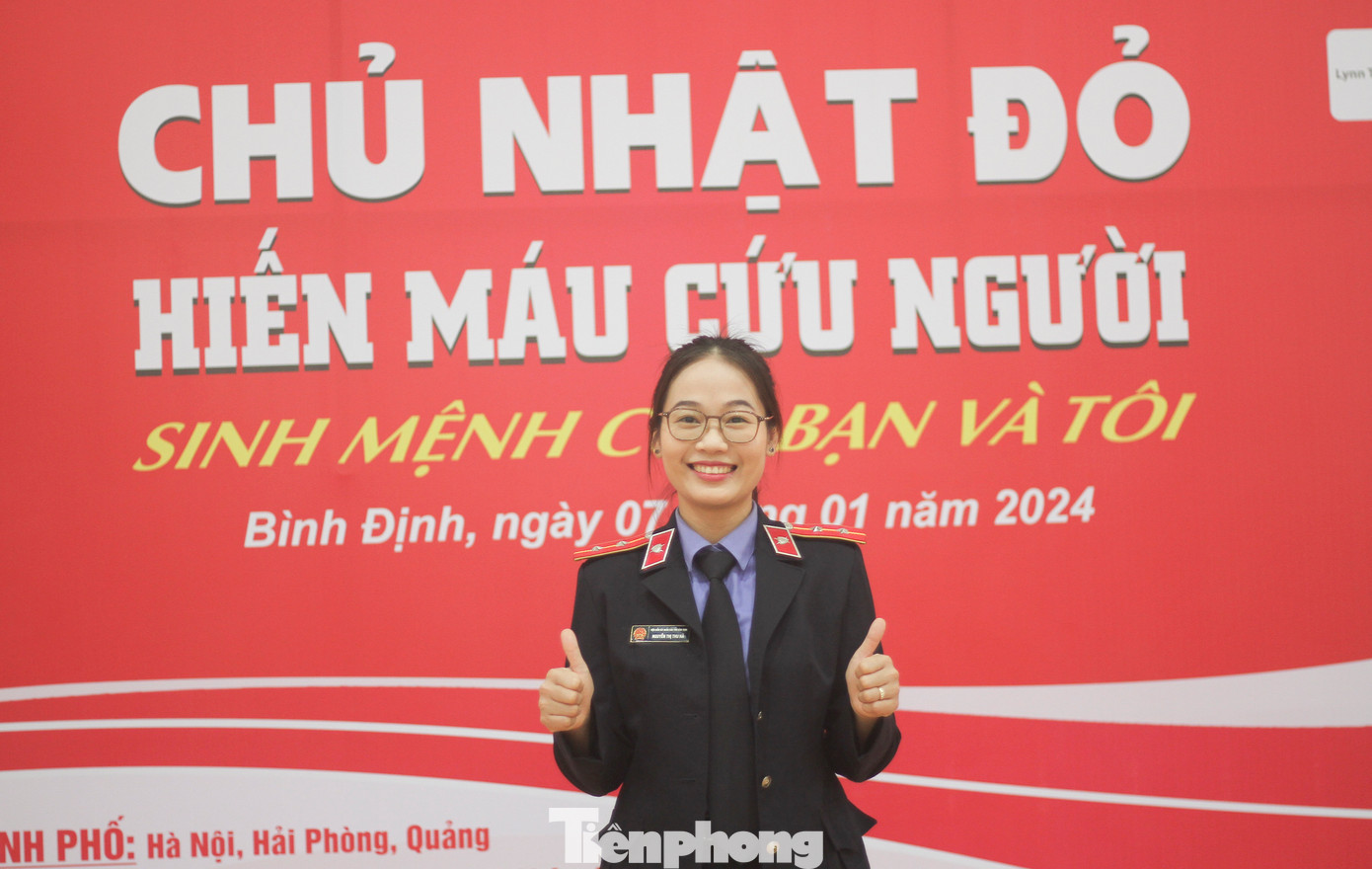 Chị Nguyễn Thị Thu Hà (32 tuổi, đang công tác tại Viện KSND tỉnh Bình Định) vui vẻ khi cho đi những giọt máu hồng của mình, với chị hiến máu là một nghĩa cử cao đẹp cần được lan tỏa đến nhiều người. Ảnh: Trương Định