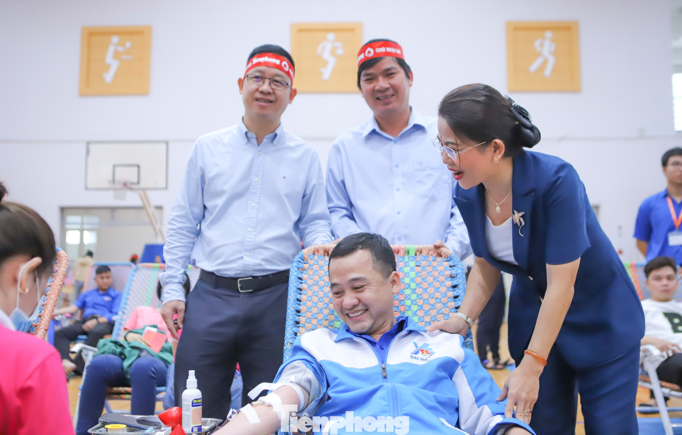 Anh Nguyễn Thành Trung – Bí thư Tỉnh Đoàn Bình Định trực tiếp tham gia hiến máu. (Ảnh: Trương Định)