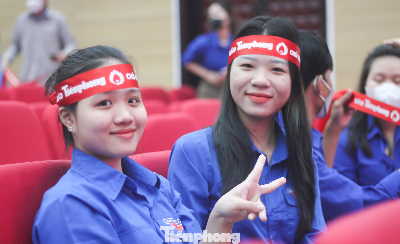 Ngay từ sáng sớm, nhiều bạn trẻ đến từ Trường ĐH Quy Nhơn, các ĐVTN thuộc Đoàn Khối Doanh nghiệp và Đoàn Khối các cơ quan tỉnh Bình Định đã có mặt tại Nhà thi đấu đa năng – Trường ĐH Quy Nhơn để đăng ký tham gia hiến máu. (Ảnh: Trương Định)